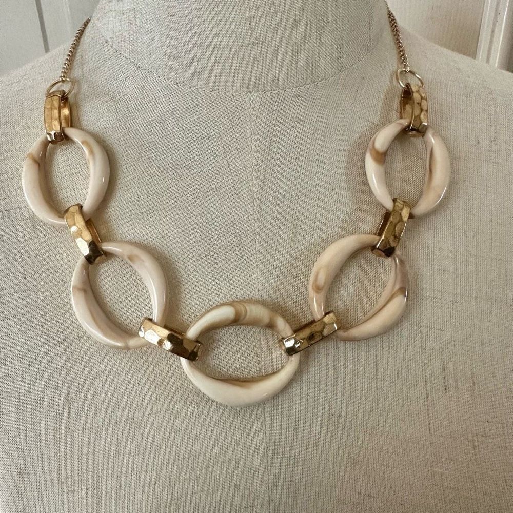 1946 tan and gold tone  oval  shaped necklace
